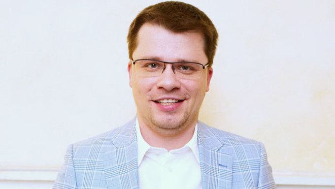 Знаменитые мужчины которые жили и продолжают жить на две семьи