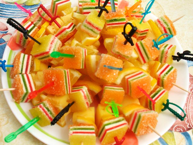 Канапе на шпажках на праздничный стол! Канапе на шпажках на праздничный стол!