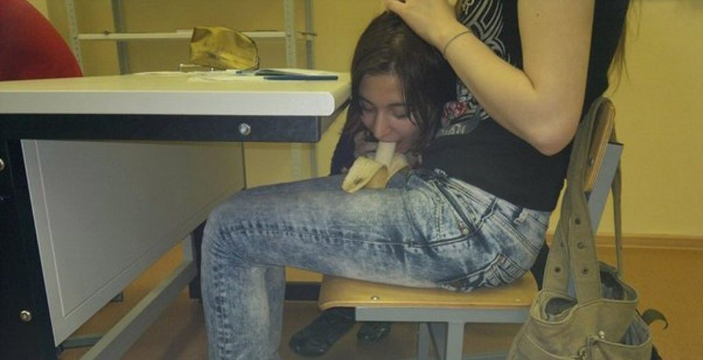 Русская студентка подрабатывала уборщицей и надрачивала клитор
