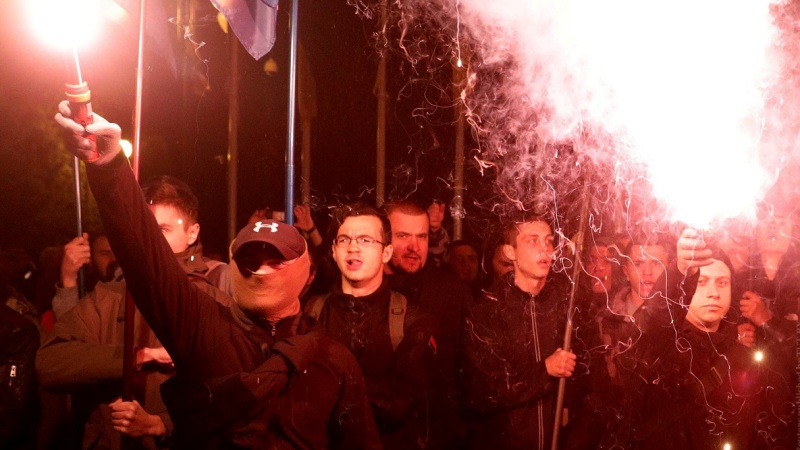 Протестующих против «капітуляції» предложили отправлять на фронт