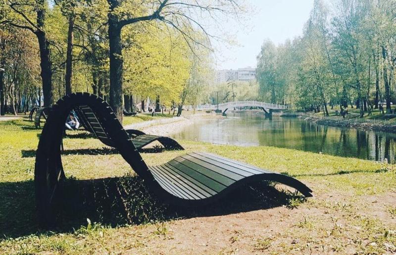 Деревянные лежаки в Лианозовском парке. Фото: ПКиО "Лианозовский"