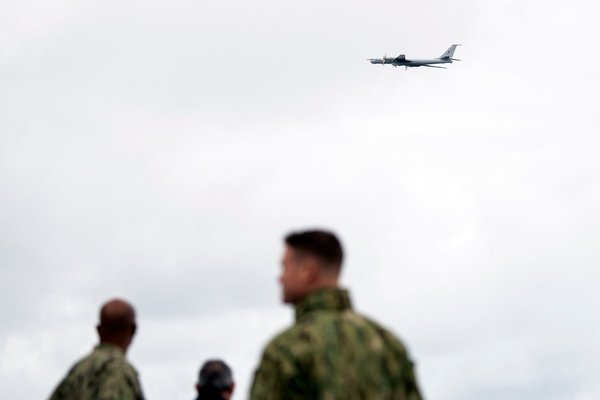 Российский Ту-142 пролетел над флагманским кораблём США на учениях НАТО Российский Ту-142 пролетел над флагманским кораблём США на учениях НАТО