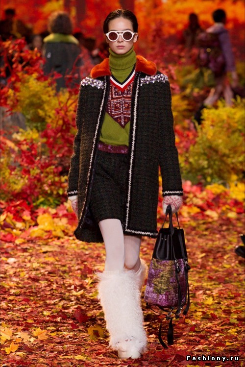 Moncler Gamme Rouge осень-зима 2017-2018 -- очень уютно, комфортно и даже шикарно Moncler Gamme Rouge осень-зима 2017-2018 -- очень уютно, комфортно и даже шикарно
