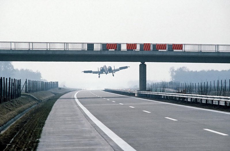 Самолёты взлетали и в годы Холодной войны автобан, германия, дороги
