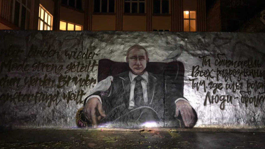 В Берлине нарисовали граффити в честь дня рождения Путина