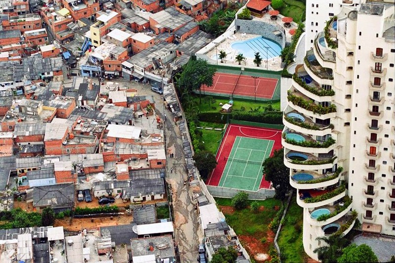 Фавелы действительно находятся прямо по соседству с богатыми кварталами, в которых и построены олимпийские объекты бразилия, олимпиада, прикол, рио2016, юмор