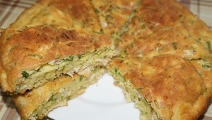 Фото к рецепту: Заливной пирог с курицей и зелёным луком Фото к рецепту: Заливной пирог с курицей и зелёным луком