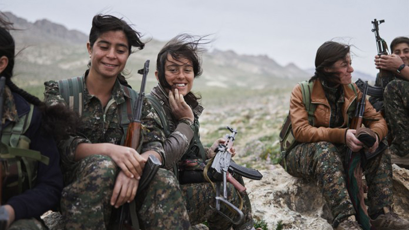 Женские отряды курдской обороны
Курдские отряды милиции YPJ были сформированы в 2012 году, как часть сопротивления наступающим силам ИГИЛ. Они уже прошли множество жесточайших испытаний, которые даже не могут себе представить воины других армий. Кроме того, эти отряды имеют большое психологическое давление на бойцов ISIS — те считают, что вход в рай закрыт убитому женщиной солдату.