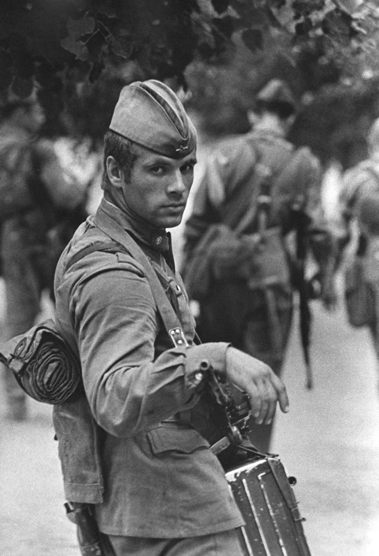 64 ГЕНИАЛЬНЫХ ФОТОГРАФИИ СОВЕТСКОЙ ЭПОХИ «Солдат», 1973 год. Фото: Владимир Вяткин