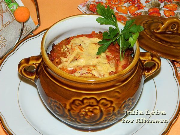 Маринованная куриная грудка в горшочках