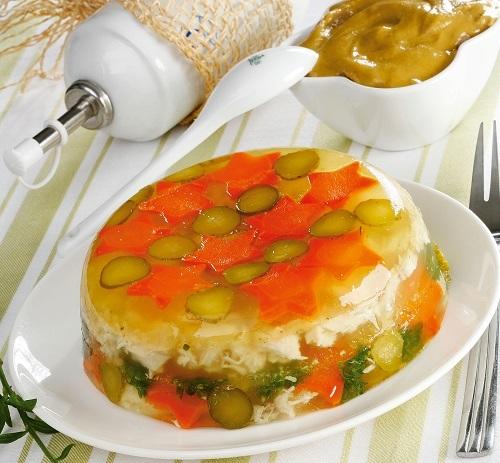 Заливное из курицы с овощами/Фото: Олег Кулагин/BurdaMedia Заливное из курицы с овощами/Фото: Олег Кулагин/BurdaMedia