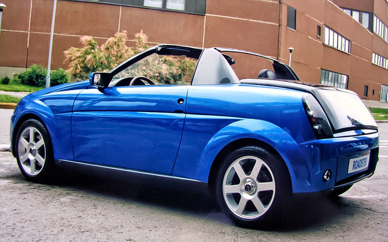 2000. Lada Roadster - концепт на базе прототипа будущей Калины. Строили в некоторой спешке, дабы не опоздать к Московскому мотор-шоу. Каркас дверей заимствован у Alfa Romeo, часть головной оптики - у VW, панель приборов - ВАЗ-1118. Под капотом двухлитровый 106-сильный ВАЗ-21203. В принципе, симпатично и работоспособно, но это чисто выставочный автомобиль, возможность выпуска даже не рассматривалась. Шоу-кар, однако.