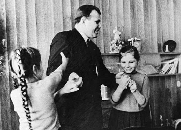 Эта мудрая женщина смогла стать надежным тылом для Юрия Гагарина. Вот как она выглядит сейчас… Эта мудрая женщина смогла стать надежным тылом для Юрия Гагарина. Вот как она выглядит сейчас…