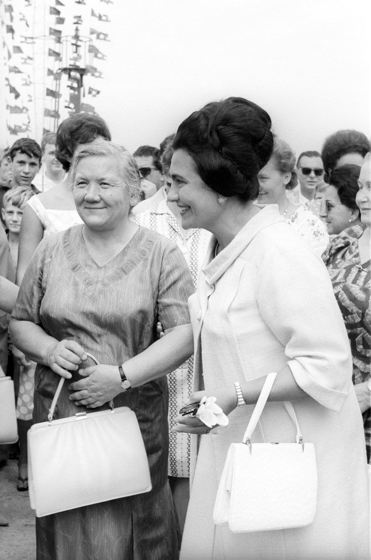 The Yugoslav First Lady, Jovanka Broz (the Yugoslav leader Tito's fourth wife since 1952), and Nina Khrushchev, the Soviet leader Nikita Khrushchev's wife, are chatting on the occasion of a tour in Beograd of the Soviet political leader. Beograd (Yugoslavia, now Serbia), 1963.. (Photo by Sergio del Grande/Mondadori Portfolio via Getty Images)