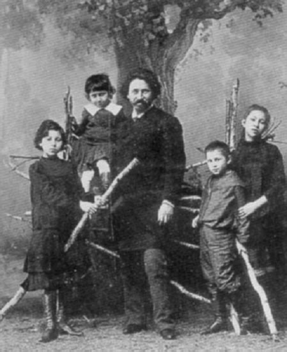 Репин Илья Ефимович (со своими детьми, фото 1880-х гг.) Репин Илья Ефимович (со своими детьми, фото 1880-х гг.)