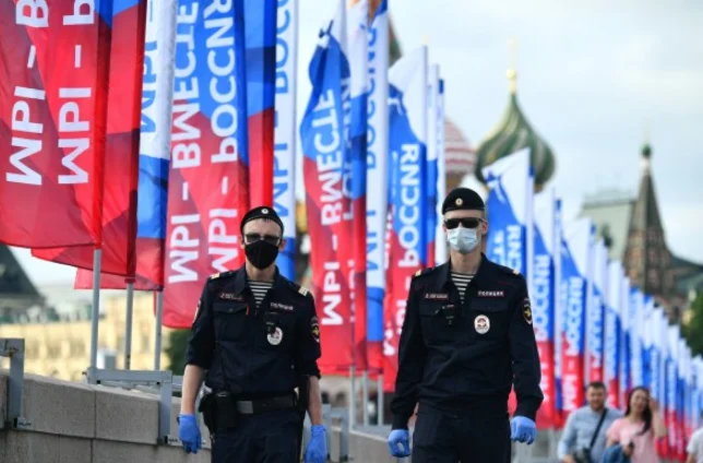 Американцы наблюдали, как в России в условиях пандемии отмечается День РФ и некоторые решили, что Путин смеется над США