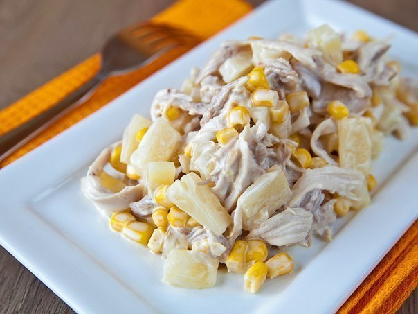 Салат с ананасами и курицей
