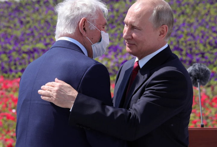 Американцы наблюдали, как в России в условиях пандемии отмечается День РФ и некоторые решили, что Путин смеется над США