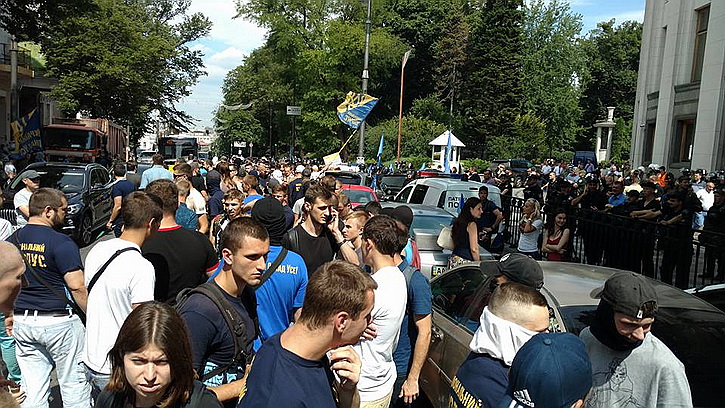 Срочно! Под Верховной Радой начались беспорядки Срочно! Под Верховной Радой начались беспорядки