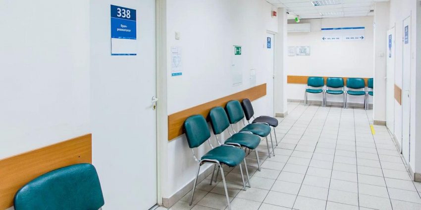 Врачи 25 поликлиник начали прием пациентов по новым адресам