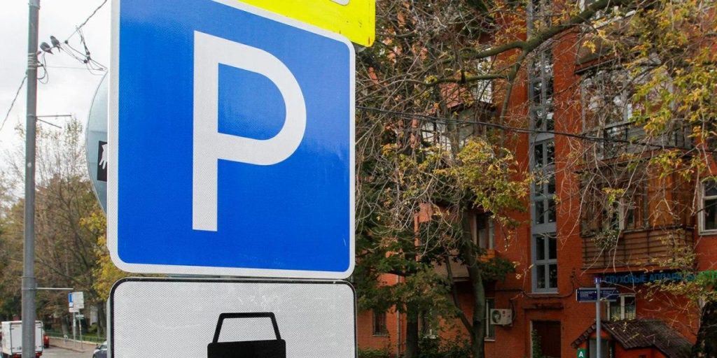 Штрафы за парковку в Москве проверят из-за задержек Росреестра