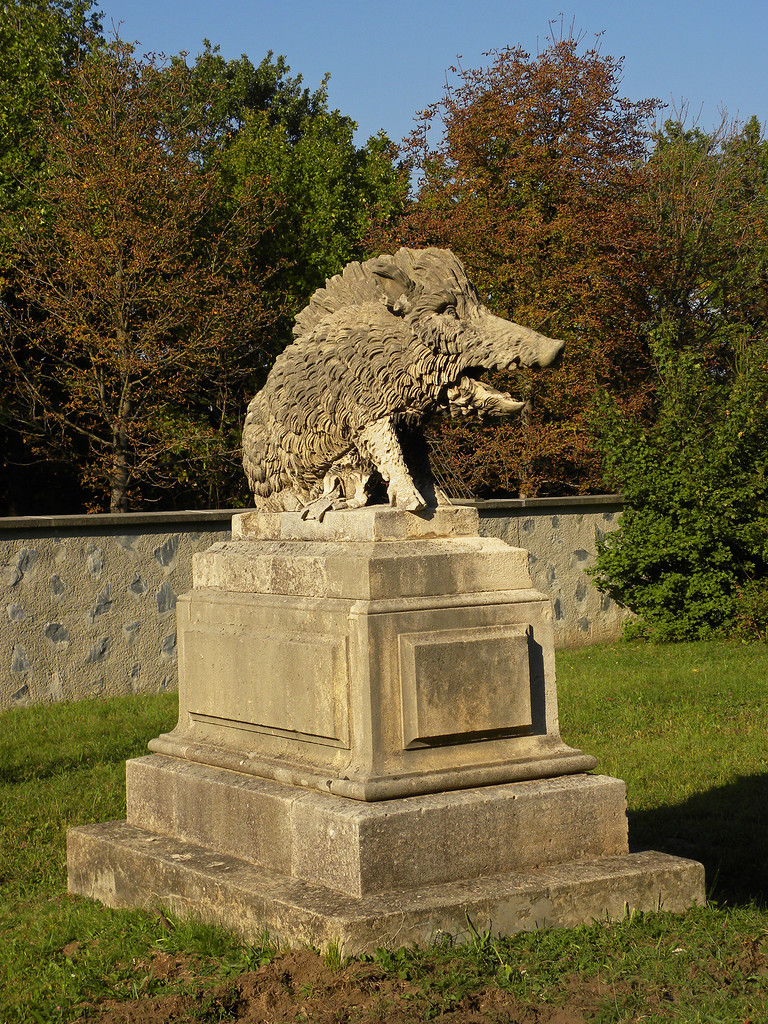 Steinplastik_Eber_im_Lainzer_Tiergarten.jpg Steinplastik_Eber_im_Lainzer_Tiergarten.jpg