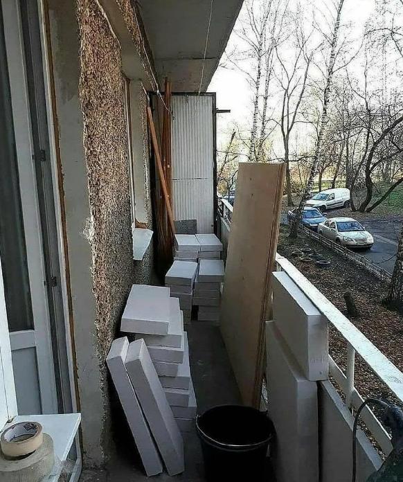 Семья переделала балкон из хламовника в место для отдыха