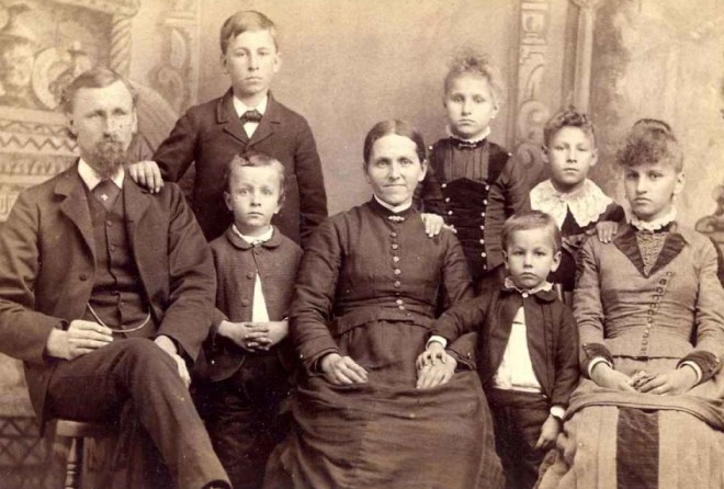 Почему люди не улыбаются на старых фотографиях? Почему люди не улыбаются на старых фотографиях?