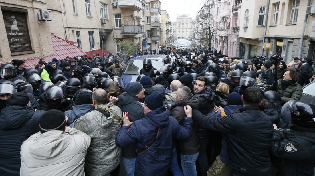 Арест Саакашвили: хроника событий, стихийный митинг, автомобиль с задержанным политиком заблокирован активистами Арест Саакашвили: хроника событий, стихийный митинг, автомобиль с задержанным политиком заблокирован активистами