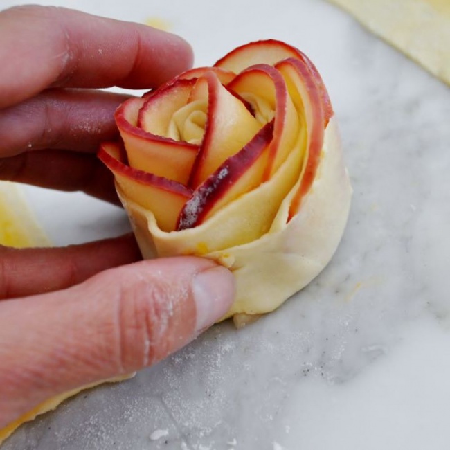 На самом деле эти розы — обалденный яблочный десерт. Прямо слюнки текут!