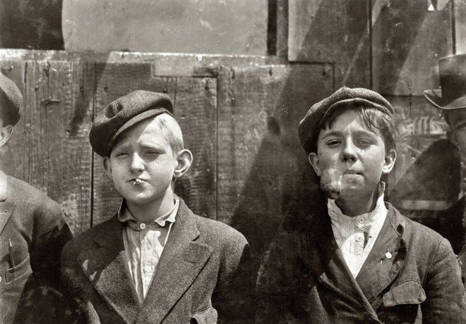 Почему люди не улыбаются на старых фотографиях? Почему люди не улыбаются на старых фотографиях?