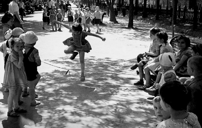 Вперёд в прошлое: 30 чёрно-белых фотографий, на которых запечатлена жизнь советских людей Вперёд в прошлое: 30 чёрно-белых фотографий, на которых запечатлена жизнь советских людей