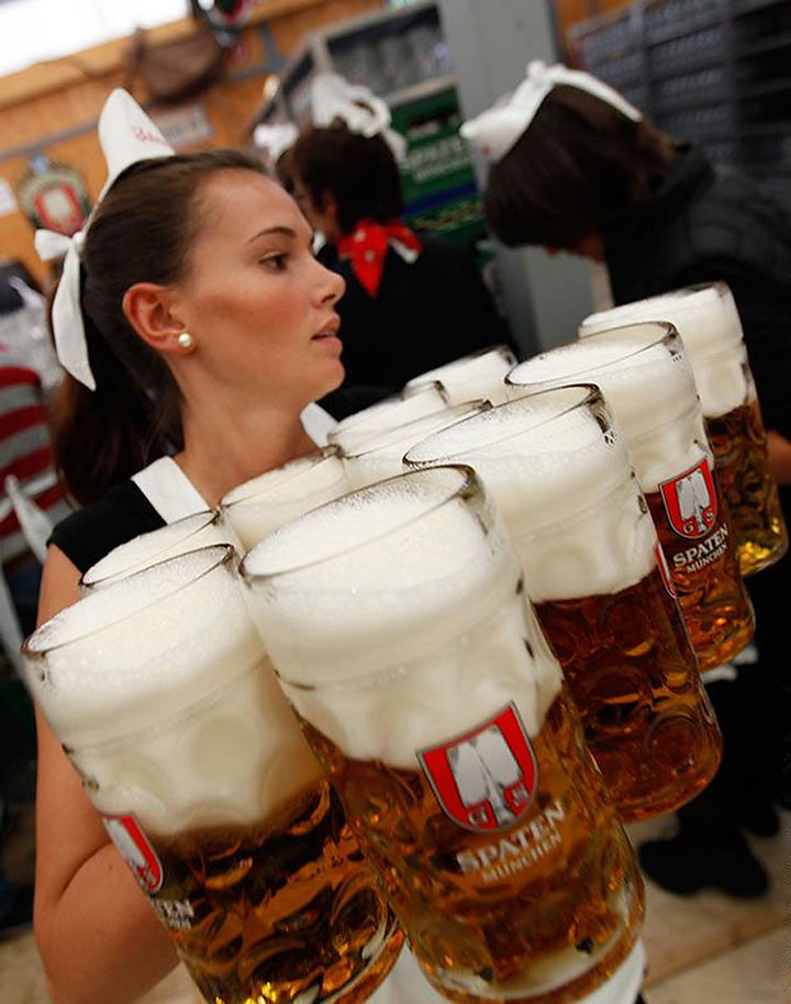 Фото немецких девушек официанток которые славятся своими сиськами 