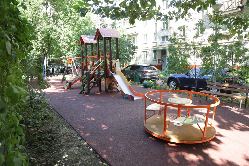 Для родителей у границы площадки поставили удобные лавочки / Фото: Артур Новосильцев, «Восточный округ»