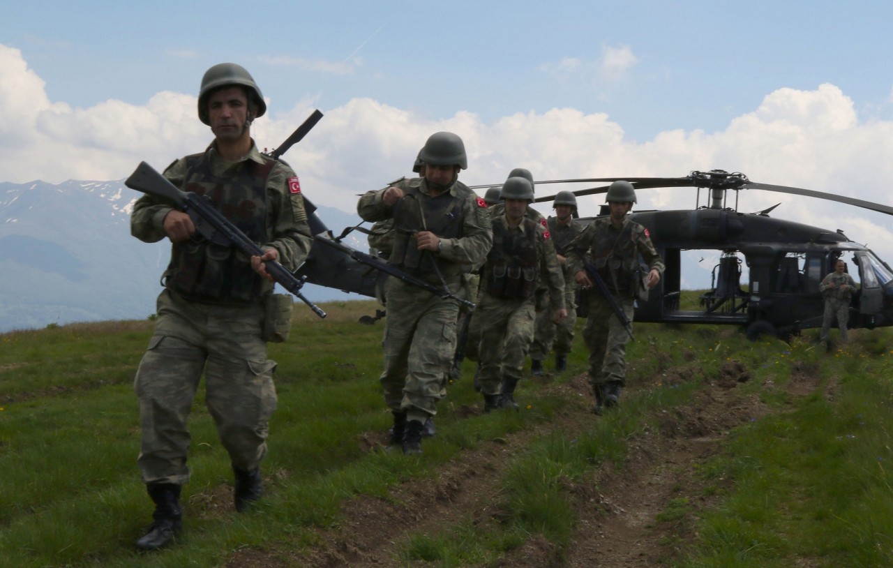 СМИ: Турецкие военные и бронетехника пересекли сирийскую границу СМИ: Турецкие военные и бронетехника пересекли сирийскую границу