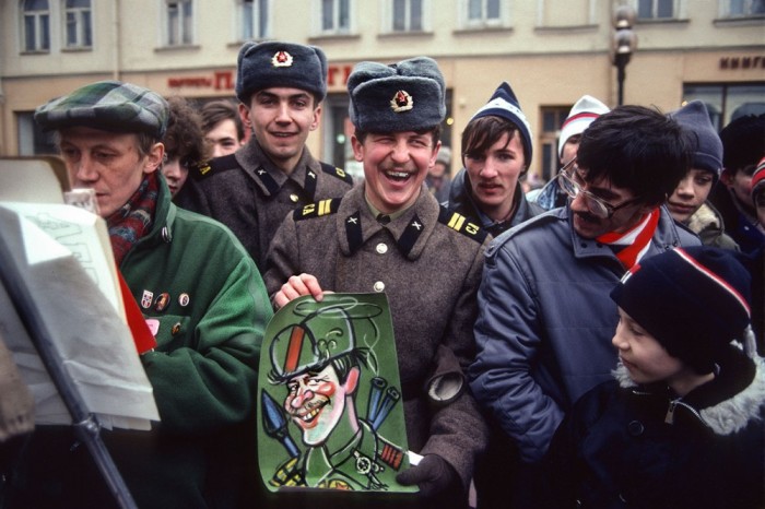 Уличный художник и красноармейцы на Арбате. СССР, Москва, 1989 год. Автор фотографии: Chris Niedenthal. Уличный художник и красноармейцы на Арбате. СССР, Москва, 1989 год. Автор фотографии: Chris Niedenthal.