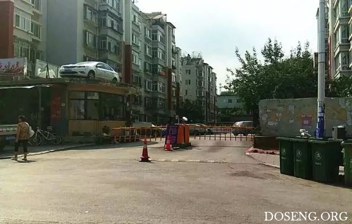Жильцы дома проучили автоледи за наглую парковку Жильцы дома проучили автоледи за наглую парковку