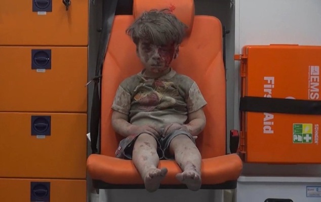 Душераздирающий момент: 5 летний мальчик сидит в одиночестве после авиаудара в Сирии.