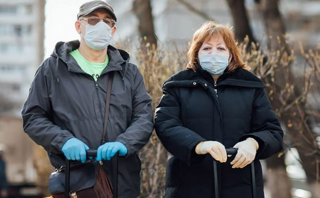 Соцработники Маргарита и Борис Тарасовы помогли дедушке дойти до аптеки в Лефортове