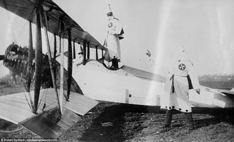 Ку-клукс-клан идет по Вашингтону: шокирующие фото 1920-х годов Ку-клукс-клан идет по Вашингтону: шокирующие фото 1920-х годов