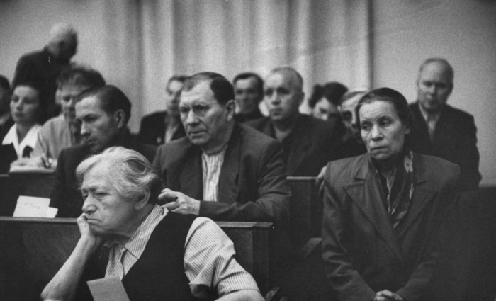 Угрюмые лица во время заседания комитета социального страхования. СССР, Москва, 1956 год. Угрюмые лица во время заседания комитета социального страхования. СССР, Москва, 1956 год.