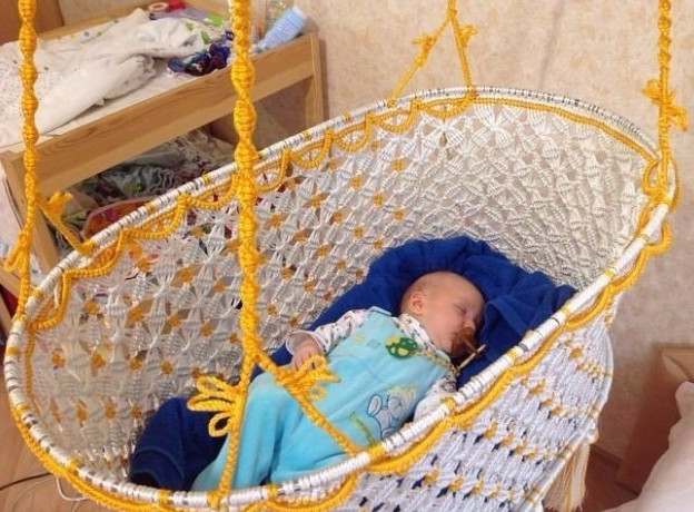 Доченька спит в подвесной люльке, которую я сама сплела! Буду рада любой вашей оценке… Доченька спит в подвесной люльке, которую я сама сплела! Буду рада любой вашей оценке…