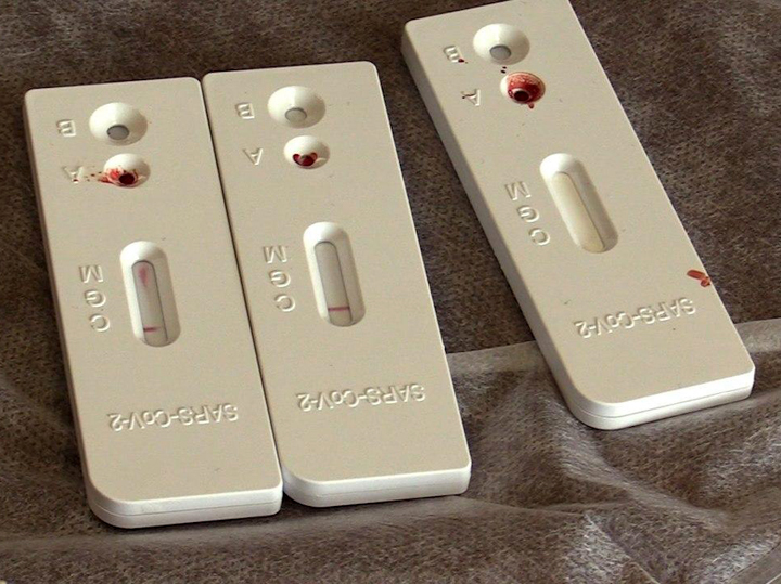 Рискованный эксперимент: поддельный тест может заразить COVID-19 всю семью