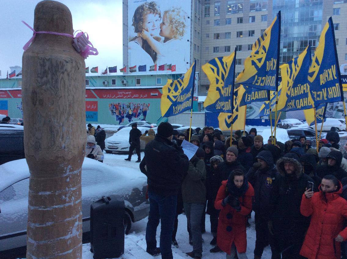 Госпожа Могерини, перестанете грабить Украину! Госпожа Могерини, перестанете грабить Украину!