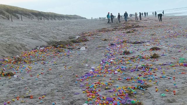 Кто-то очень попросил Деда Мороза и немецкий остров засыпало киндер-сюрпризами и Lego Кто-то очень попросил Деда Мороза и немецкий остров засыпало киндер-сюрпризами и Lego