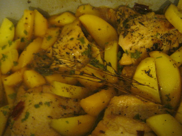 Куриные бедрышки в духовке с картошкой