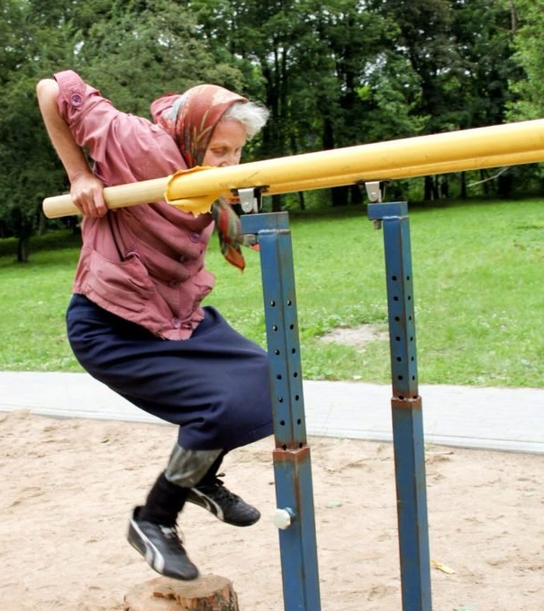 72-летняя старушка на спортивной площадке. У любителей воркаута челюсти отпали!