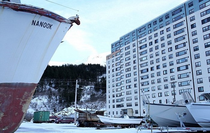 Странное соседство единственного жилого дома в городе (Whittier, Аляска). | Фото: nash-nyc.com. Странное соседство единственного жилого дома в городе (Whittier, Аляска). | Фото: nash-nyc.com.