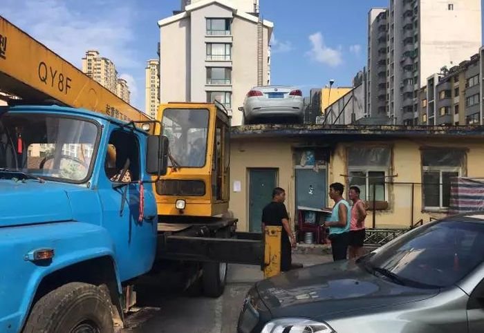 Жильцы дома проучили автоледи за наглую парковку Жильцы дома проучили автоледи за наглую парковку