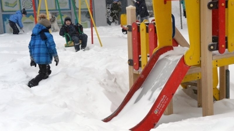 Кровля детсада обрушилась под тяжестью снега в Воронежской области